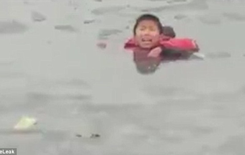 Acțiune dramatică de salvare. Un copil a căzut într-un lac după ce gheața s-a spart / VIDEO