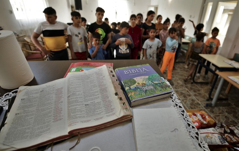REPORTAJ. Omul care aduce pâinea. Într-un sat din Mureș, un pastor este singurul ajutor pentru zeci de oameni sărmani: „Pentru cei mari e târziu, dar poate copiii să-i scoatem la lumină”