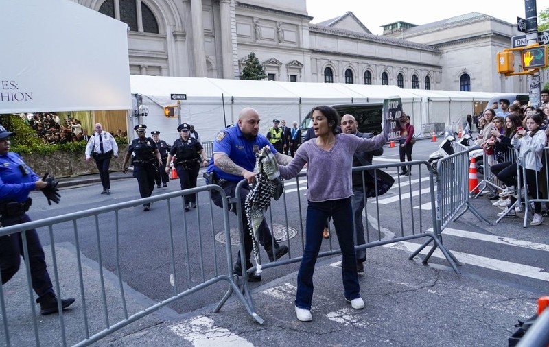 Manifestație pro-palestiniană în apropiere de Met Gala de la New York. Mai multe persoane au fost arestate