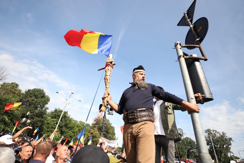 Bărbatul cu steagul dac, susținător al lui Călin Georgescu, prezent la protestul fermierilor din Piața Victoriei