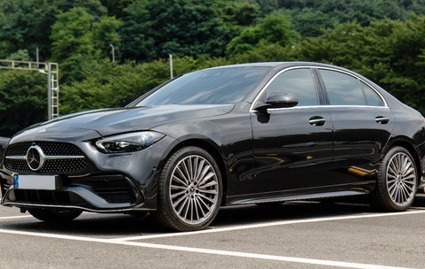 Mecanicul unui service a folosit un Mercedes C300 lăsat de o clientă ca să iasă la întâlniri: proprietara l-a găsit într-un bar