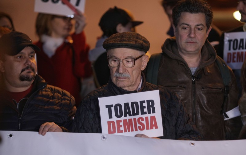 Protest pe treptele TNB față de Ordonanța care modifică legile justiției. Rebengiuc: "De frica închisorii, iau justiția în brațe și o schimbă cum vor ei"