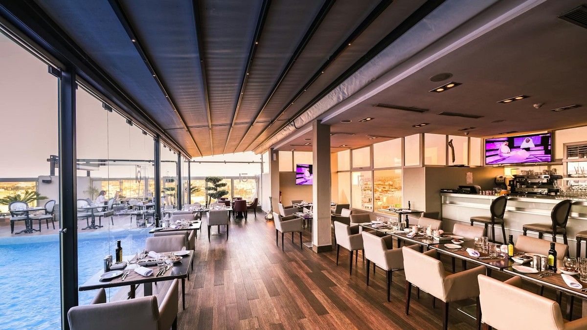 Resturant cu mese și scaune