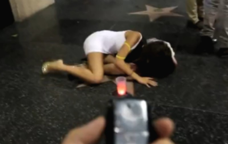 Uite CE PĂŢEŞTE, ÎN PLINĂ STRADĂ, o tânără care poartă CHILOŢI CU VIBRAŢII! Telecomanda ESTE ÎN MÂNA LUI | VIDEO DEMENŢIAL