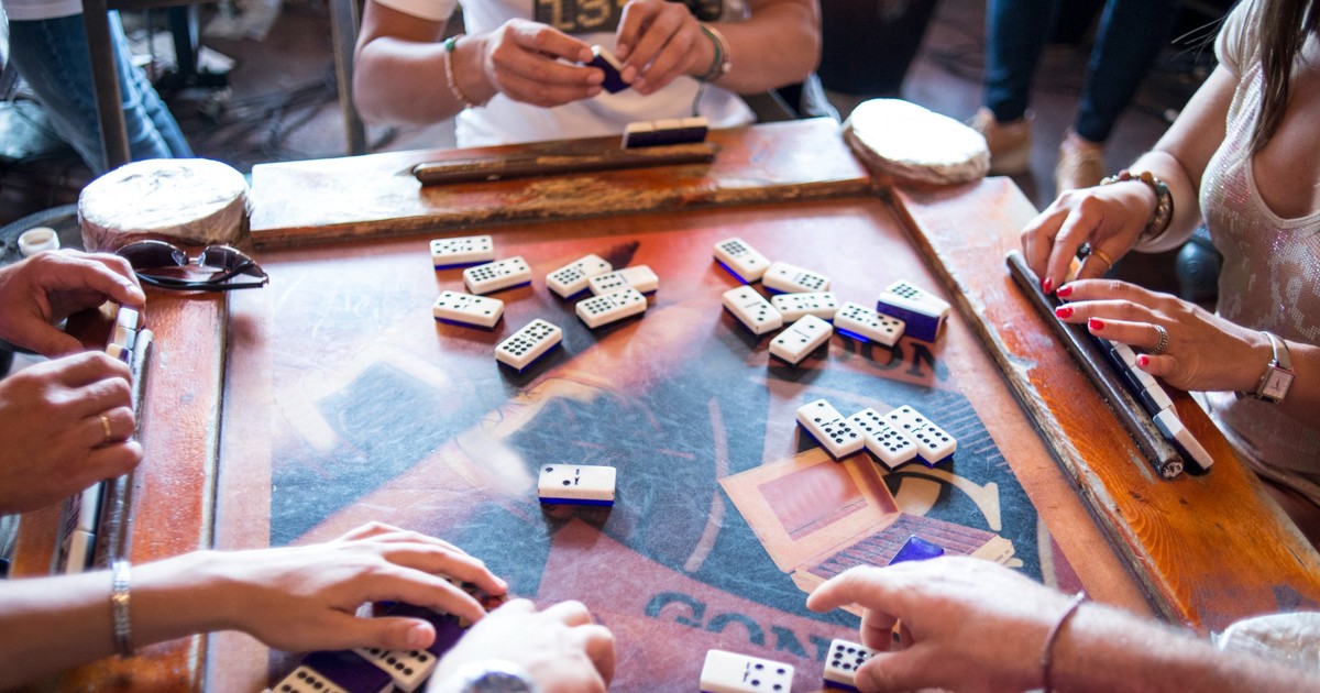 Cum se joacă Domino – Imagine cu patru persoane care joacă domino