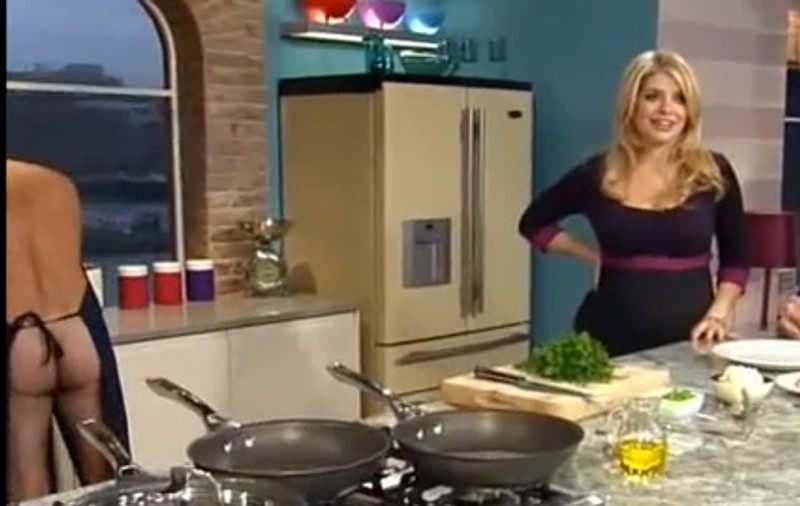 Video | Gino D'Acampo, celebru bucătar italian, a gătit dezbrăcat într-o emisiune