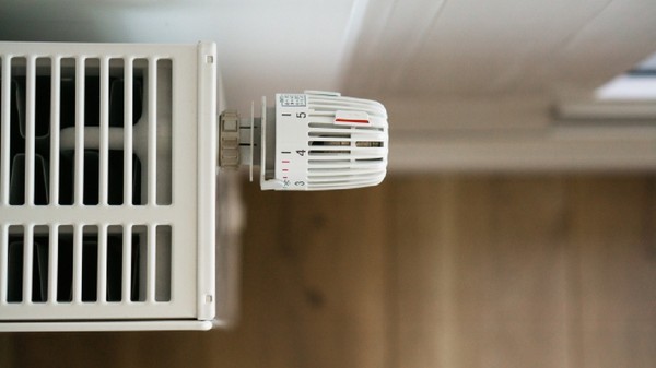 Sistem de încălzire cu radiatoare albe în locuință