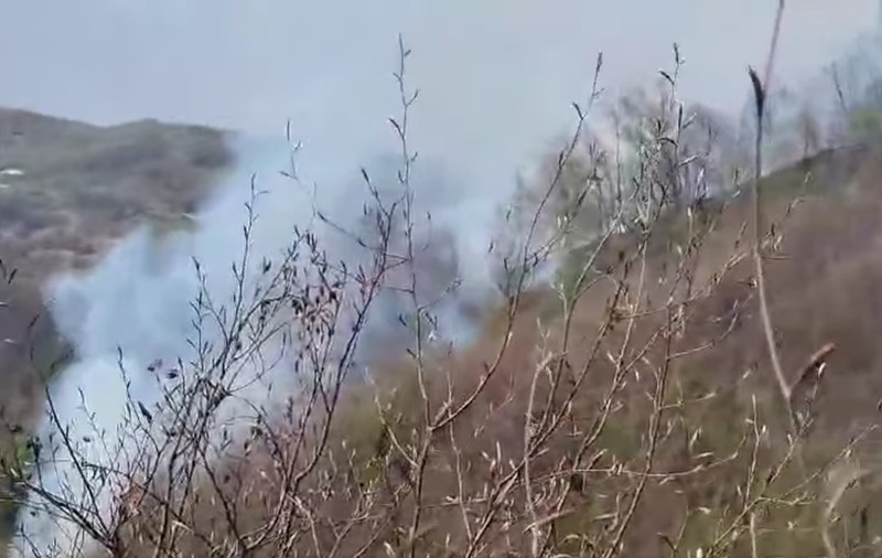 Incendiul uriaș de pădure din Argeș s-a extins: pompierii au fost duși către focarele active cu un elicopter Black Hawk