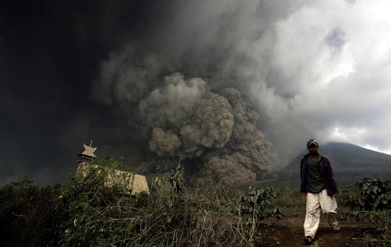 S-A DEZLĂNŢUIT IADUL ÎN INDONEZIA! Zeci de mii de oameni fug DISPERAŢi din calea vulcanului Sinabung! GALERIE FOTO