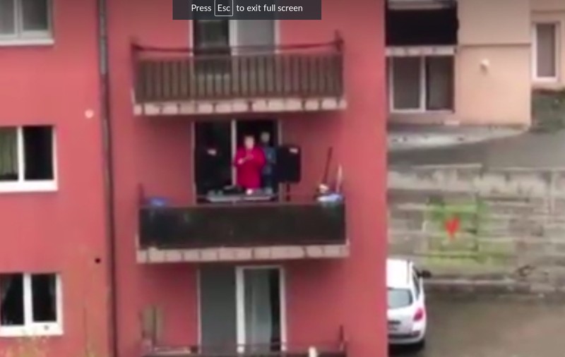 Un tânăr din Cluj a scos boxele pe balcon și a dat muzica la maximum. Ce a urmat după doar câteva minute