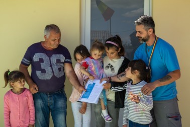 Marius Simionică îi predă lui Aurelian Mocanu cheile şi actele casei