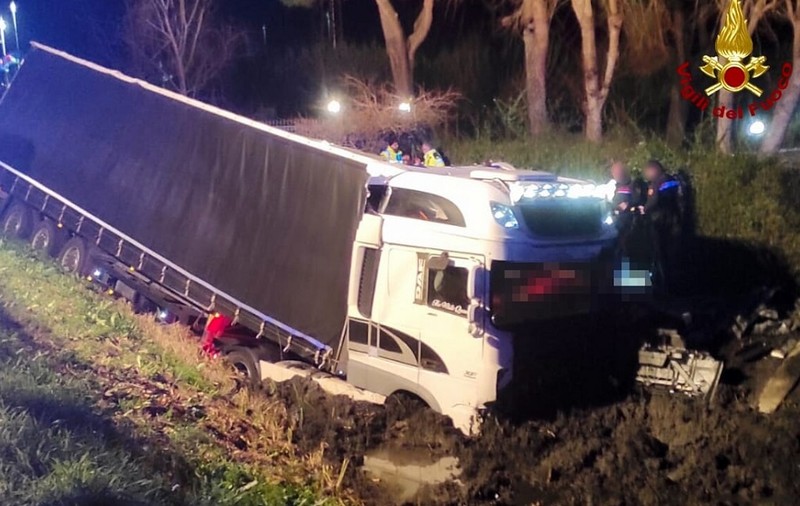 Șofer român de TIR mort, străpuns de semnul de circulație pe care l-a lovit și care a zburat apoi prin parbriz, pe o șosea din Italia