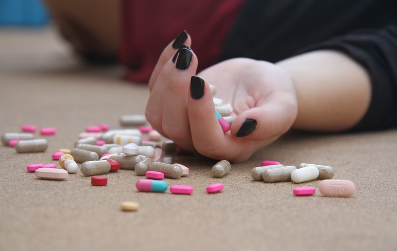 O adolescentă din Vaslui a încercat să se sinucidă cu un pumn de pastile, după o ceartă în familie