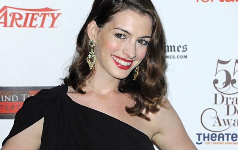 Anne Hathaway, obligată de FBI să vândă bijuteriile primite de la fostul iubit