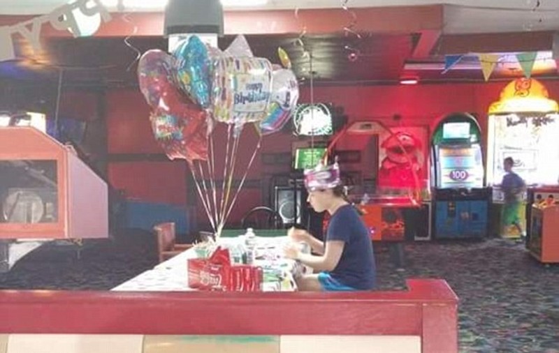 Fotografia care a înduioșat internetul: O adolescentă de 18 ani, care suferă de autism, a fost abandonată de prieteni la petrecerea de ziua ei