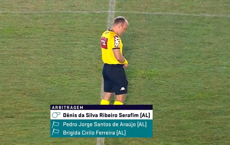 Un arbitru brazilian nu a putut să se mai țină și a urinat pe teren
