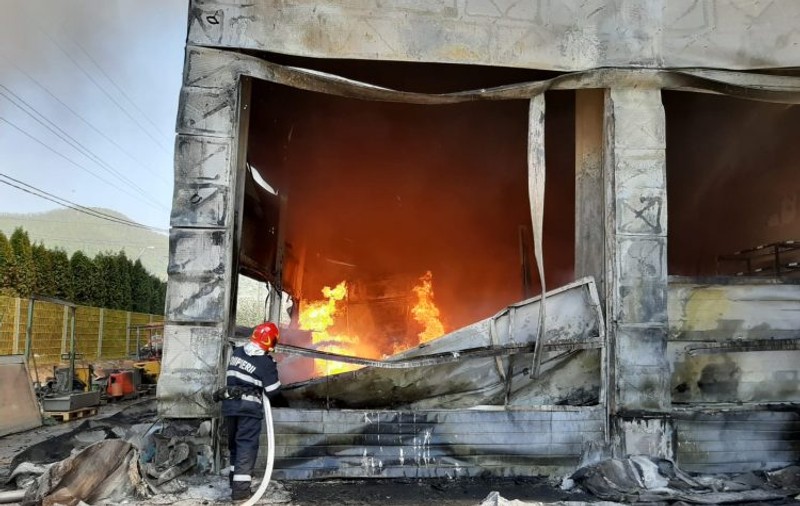 Incendiu la un depozit de vopseluri și polistiren din Baia Mare. Trei persoane au fost rănite