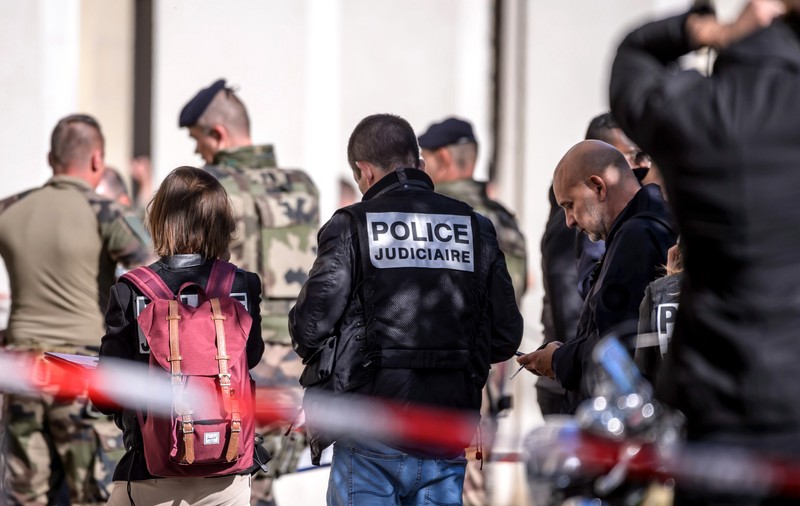 FOTO | Alertă de securitate în Paris, unde un șofer a intrat cu mașina în mai mulți militari. Un suspect a fost reținut