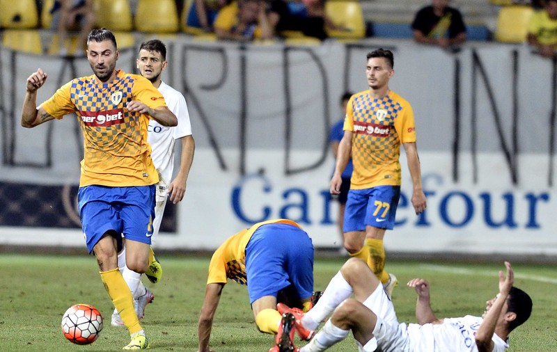 Liga 1: FC Botoşani - Petrolul 2-1. Zoubir a deschis scorul, execuție superbă, Hadnagy și Fulop, din penalty, au întors rezultatul! Stoichiță i-a făcut semne lui Pulhac că e nebun la cap