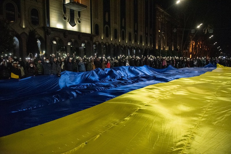 Zeci de mii de georgieni au mărșăluit pe străzile capitalei cu drapelul Ucrainei. Foto: Guram Muradov