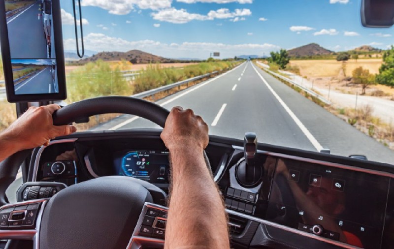 2.500 de euro pentru tineri până în 35 de ani, inclusiv români. Italia oferă bani celor care vor să fie șoferi de camion