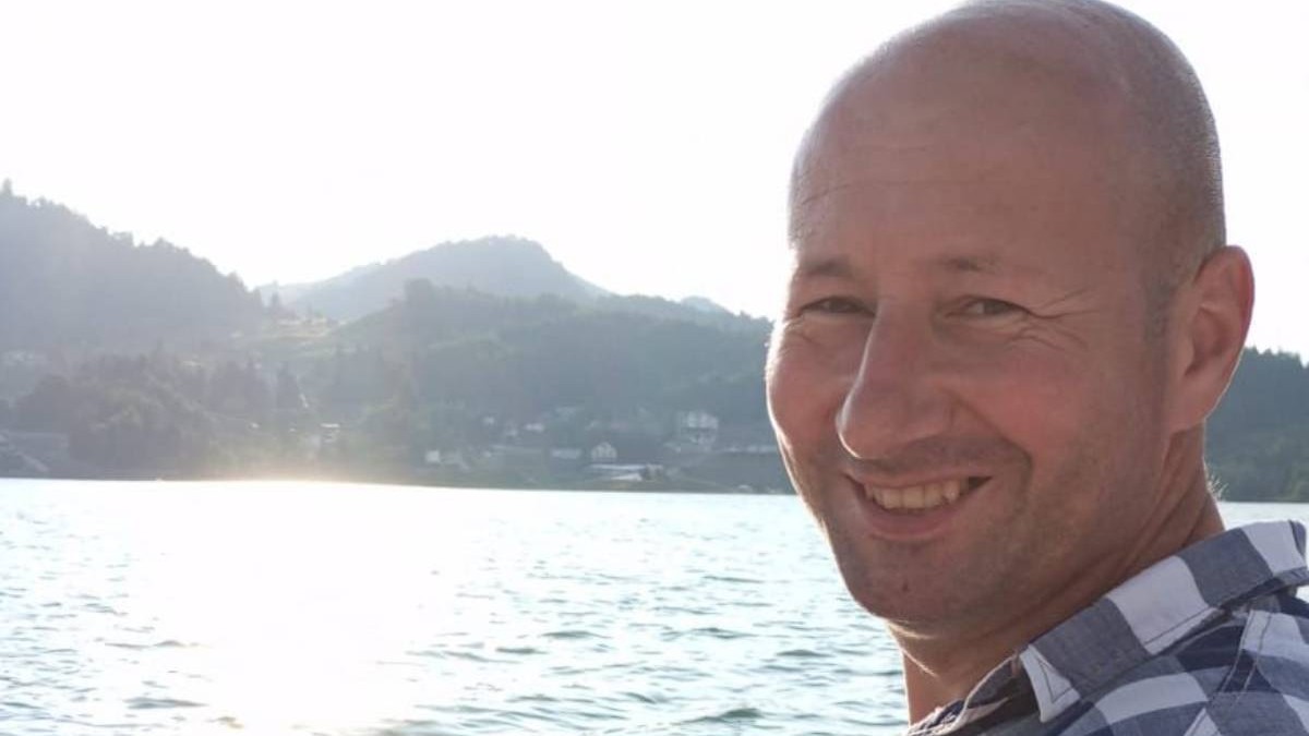 Poză cu marinarul dispărut de la bordul fregatei „Regele Ferdinand”. Viorel Culea este surprins zâmbind în timp ce se află într-o barcă
