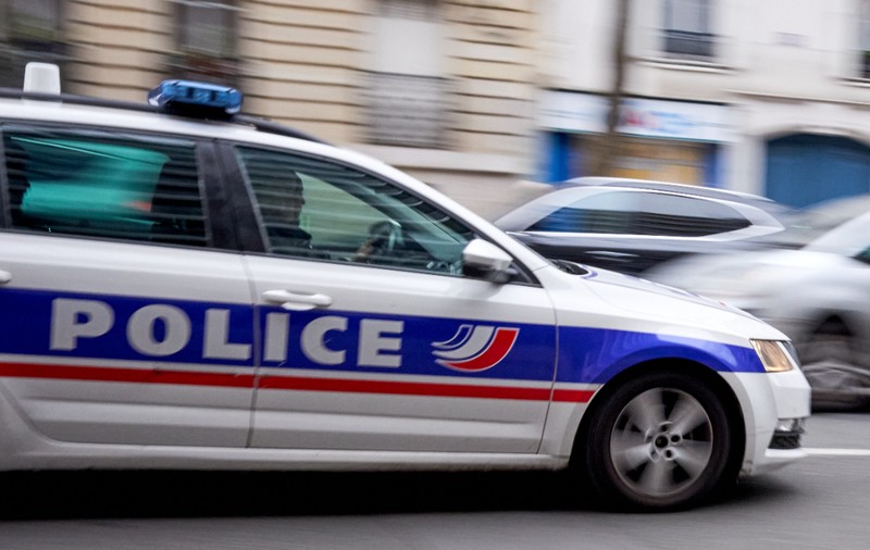 Un șofer român a refuzat să oprească la control, a fugit și a fost împușcat de polițiști, în Franța. Doi agenți au ajuns la spital în stare de șoc