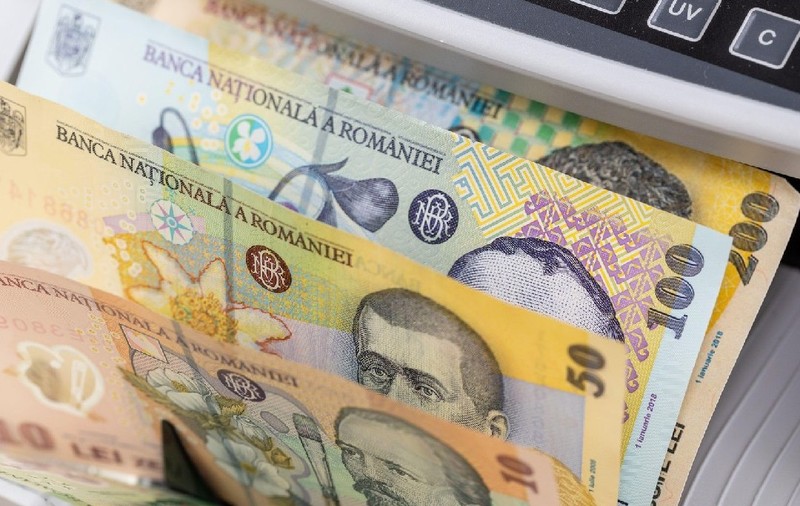 Bancnote românești în aparatul de numărat bani