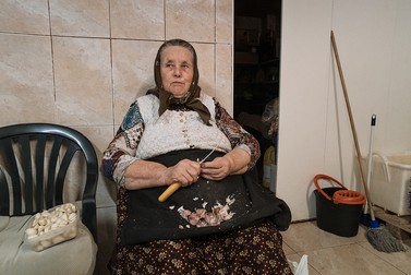 Bunica Susana curăță usturoi pentru mezeluri, Carnicería Caraiman