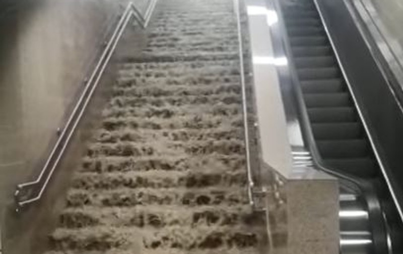 Stații de metrou, inundate din cauza ploilor torenţiale din București. Anunțul Metrorex