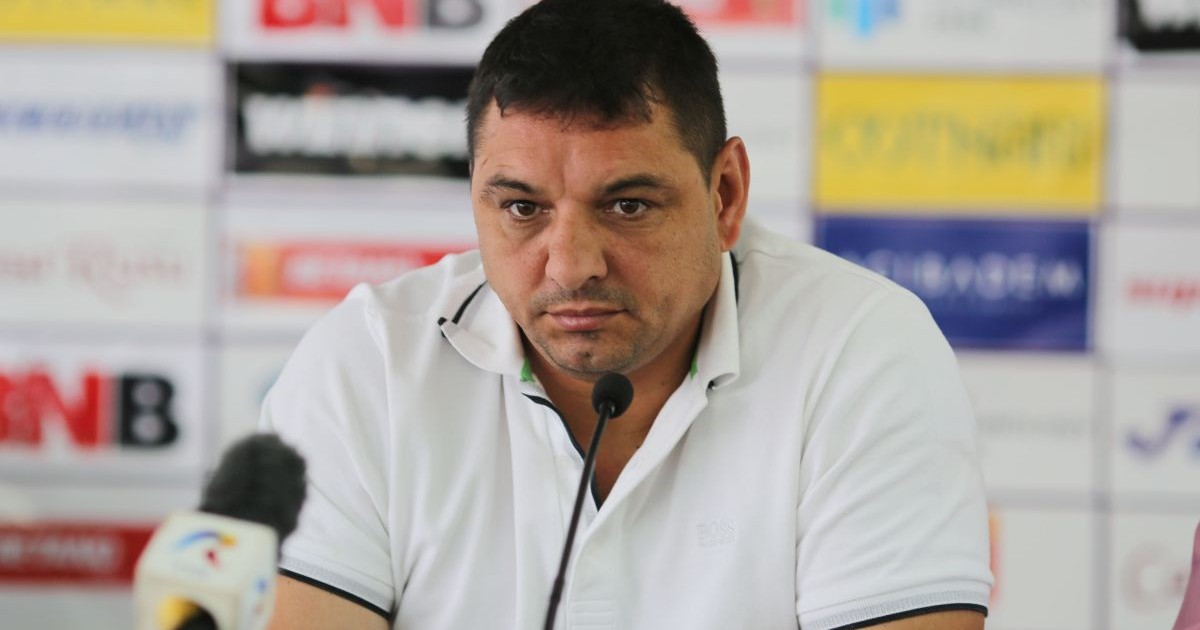 IFostul fotbalist Ionel Ganea vorbește în cadrul unei conferințe de presă
