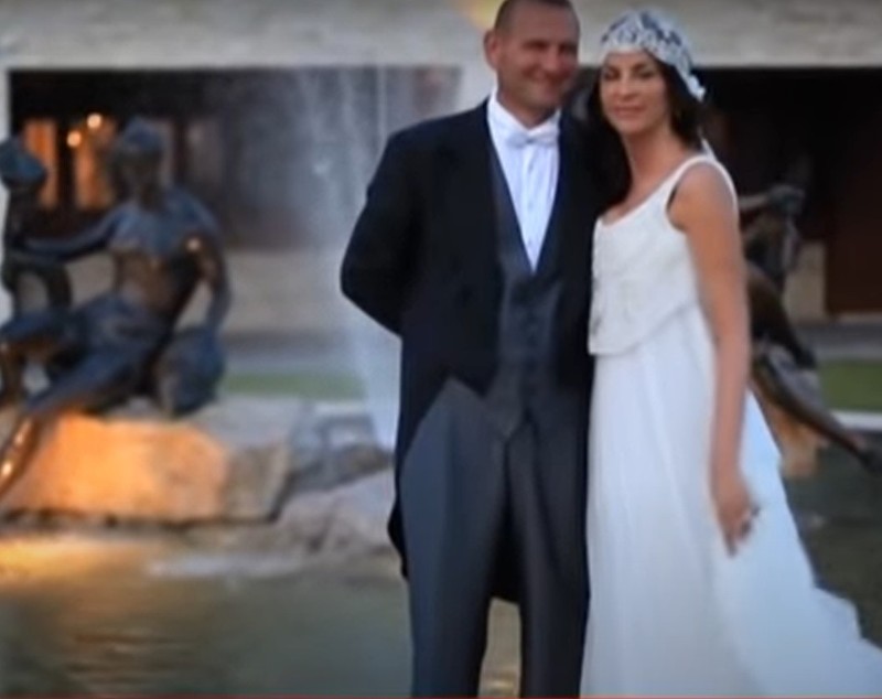Fotografii cu casa în care locuiesc Adina Alberts și Viorel Cataramă. Vila arată ca un muzeu, la fel și grădina, unde au o fântână arteziană cu statui