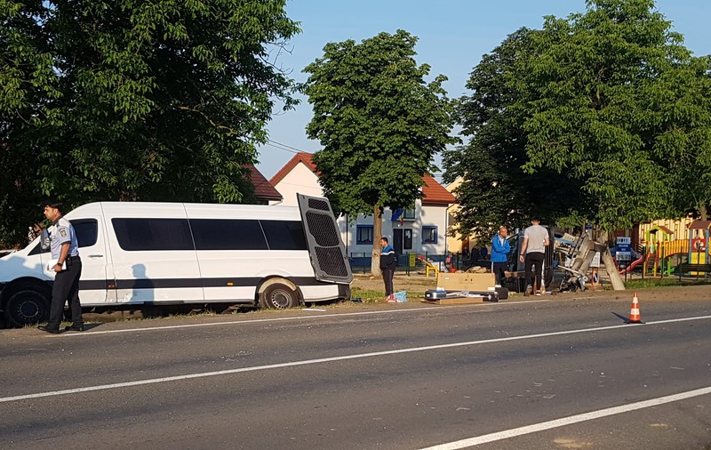 Un microbuz cu zece persoane, implicat într-un accident în Timiș. Trei persoane au fost transportate la spital