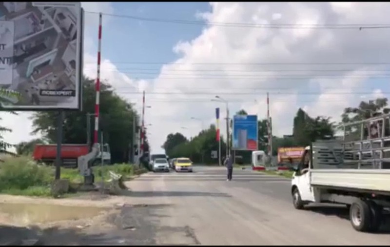 #salvatipipera/ Bariera CFR de la Petricani s-a defectat din nou. S-ar fi ridicat în momentul în care trecea un tren