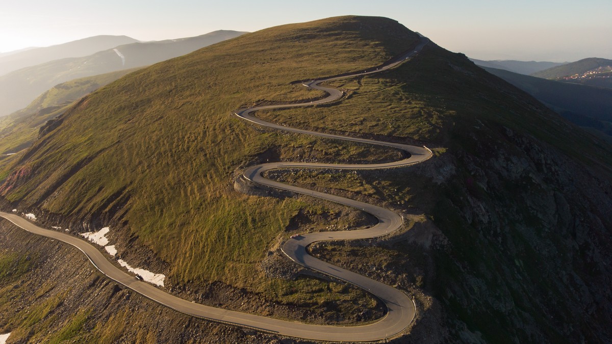 Vedere aeriană a drumului montan Transalpina, România