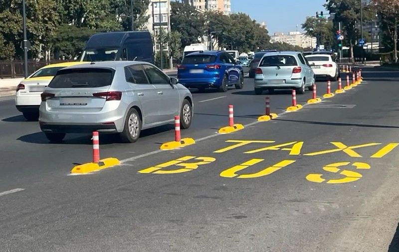 Primăria Constanța a făcut o bandă lată pentru autobuze, pe un bulevard unde nu circulă autobuze