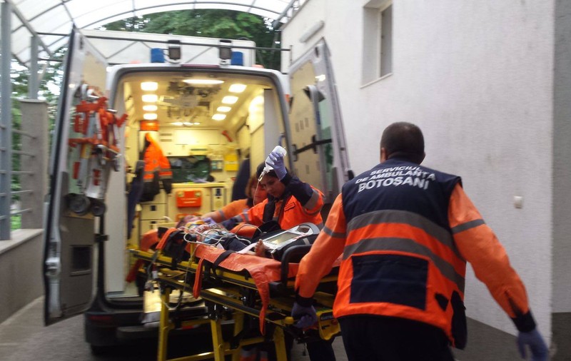 Copil de 5 ani, călcat pe cap de un camion. Băiețelul a ajuns în comă la spital