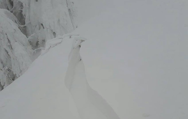 Arbori periculoşi şi risc de avalanşă pe pârtiile din Poiana Braşov. Schiorii şi turiştii sunt avertizaţi să respecte marcajele de restricţie