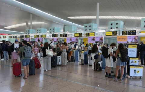 Zona de check-in a companiei Vueling de la Aeroportul Barcelona–El Prat, aglomerată de călători și bagaje. Spania, 16 iulie 2025