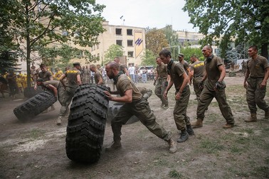 Batalionul Azov este o unitate militară de voluntari în cadrul Gărzii Naționale Ucrainene. Se spune că unitatea este ultranaționalistă, orientată spre extrema dreaptă și chiar etichetată neonazist | Foto: EPA