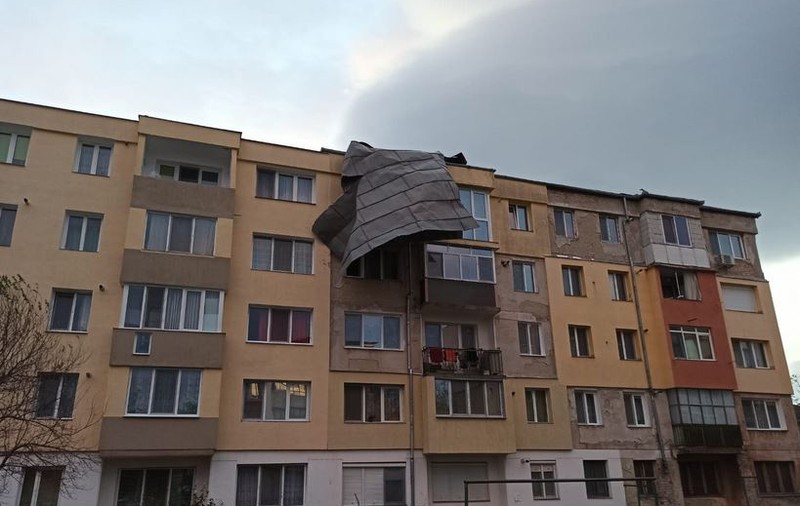 Furtuna a făcut ravagii în Hunedoara. Mașini avariate, blocuri rămase fără acoperiș și drum blocat de copacii doborâți de vântul puternic