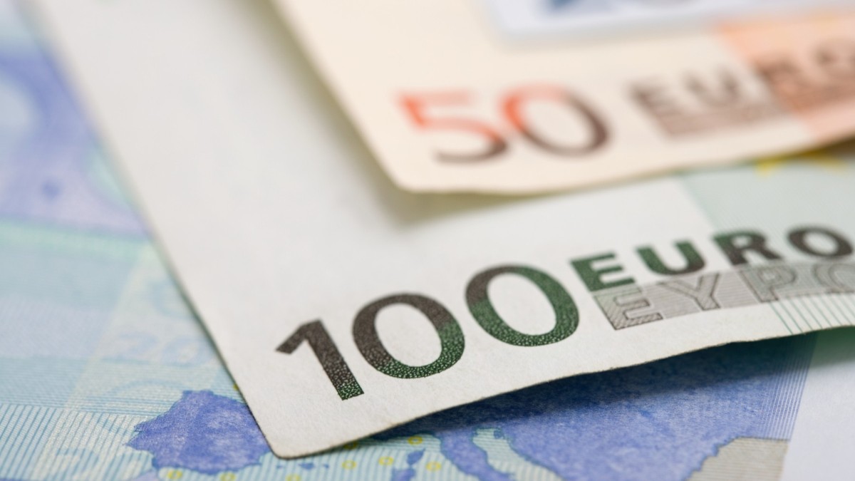 O bancnotă de 100 de euro și una de 50 de euro