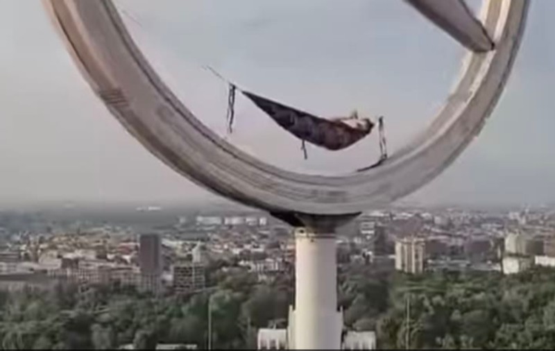 În hamac, la peste 100 de metri înălțime. Imagini virale din Germania