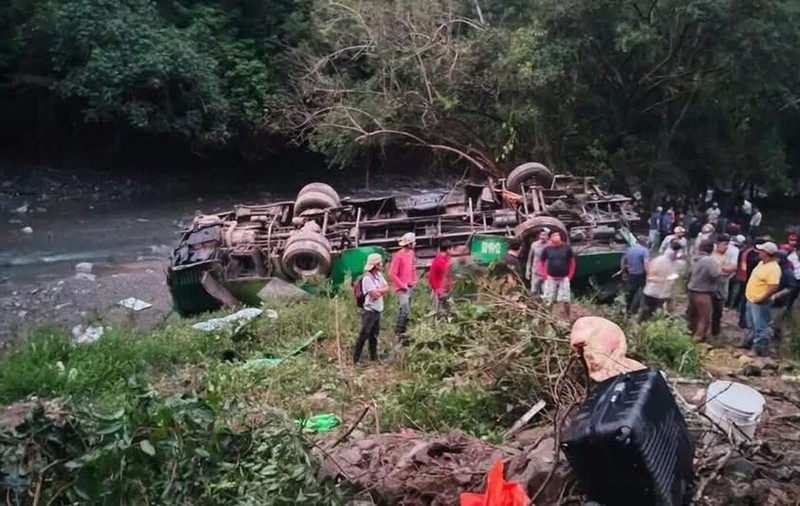 10 oameni au murit, printre care un copil, şi 32 sunt răniţi, după un accident de autobuz în Mexic