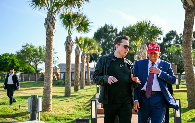 Elon Musk a plătit 2.000 de dolari pe noapte pentru a fi aproape de Donald Trump, la Mar-a-Lago, după alegeri. „Unde ești? Ne este dor de tine și de X!”