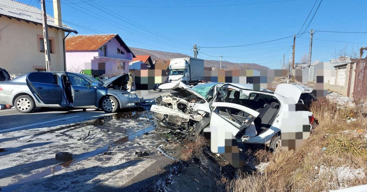 Persoana decedată era în mașina de culoare albă, este vorba despre un taxi. Foto: ISU Argeș