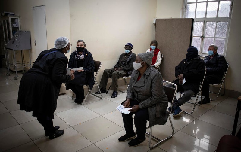 Interviu cu un cercetător din Africa de Sud: „Există țări care probabil au o mulțime de variante de virus, dar pentru că nu le analizează, nu le cunosc”