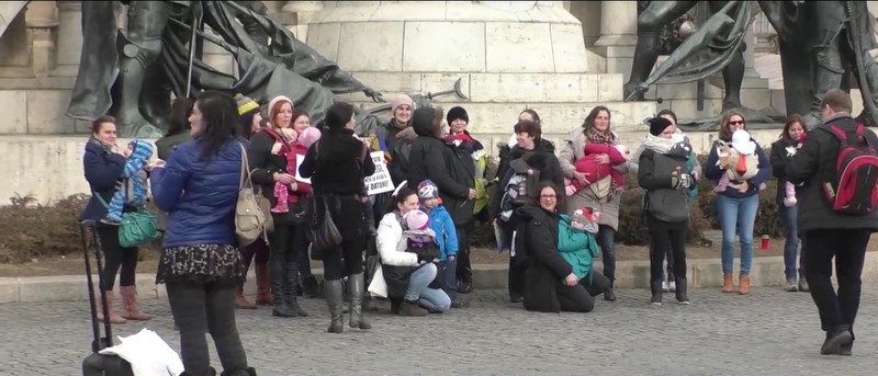 Zeci de mame au ieșit împreună cu bebelușii lor să protesteze în Cluj sursă foto: captură Ncn TV Cluj