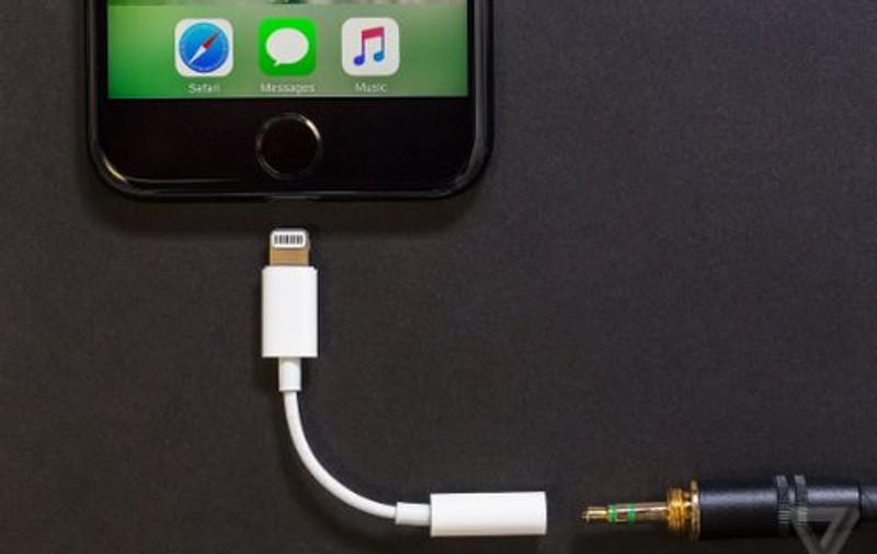 Apple și-a înfuriat clienții după ce a anunțat că noile iPhone-uri nu vor mai fi livrate cu un dongle gratuit pentru jack-ul de căşti