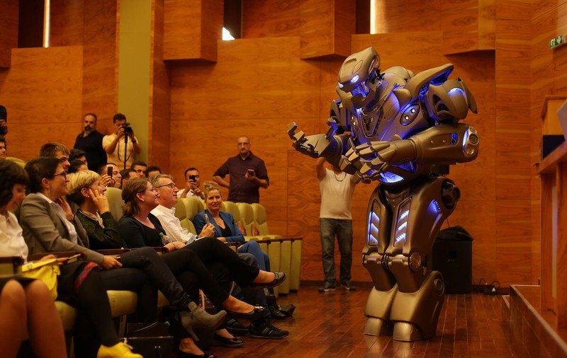 Titan, robotul care cântă și dansează, a ajuns la Timișoara. Androidul cu inteligență artificială a urcat pe scenă alături de Rihanna